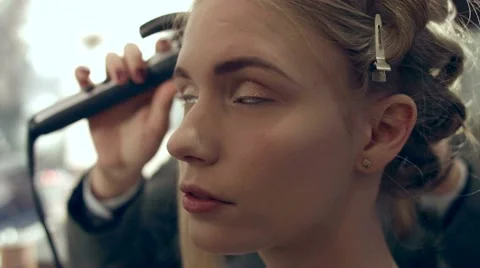 Make-up and hairstyle for the model before the show Stockbeeldmateriaal 61940353