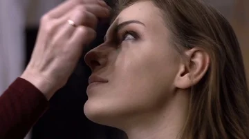 Make-up artist applies blush on the model close-up Vídeo Stock 85757095