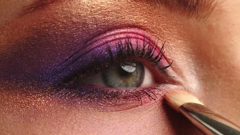 Make-up artist applies makeup to the upper eyelid, close-up. Stock Footage 154892544