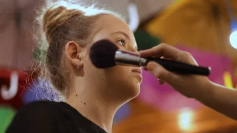 Make-up artist apply makeup with large brush - closeup Видео 154365960