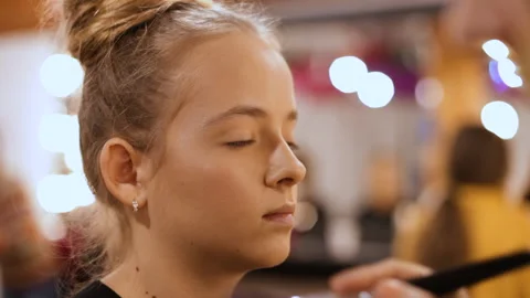 Make-up artist apply makeup with large brush - closeup Video stock 154895169