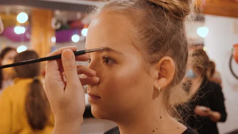 Make-up artist apply makeup with large brush - closeup Видео 155260850