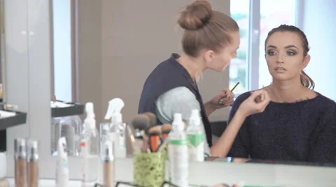 Make-up artist applying eyelash makeup to model's eye Vídeo Stock 68451726
