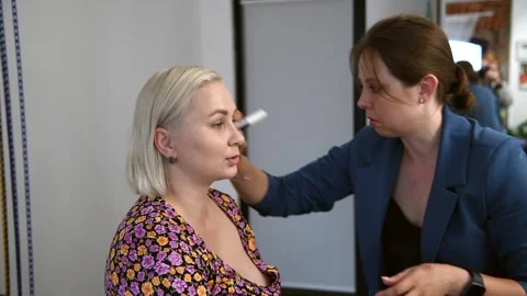 Make-up artist applying make-up foundation Video stock 255400283