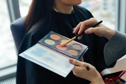 Make-up artist applying make-up Stock-Fotos