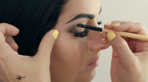 Make-up artist applying makeup Video stock 67611121