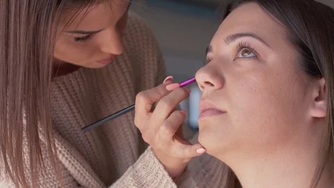 Make-up artist applying makeup Stock Footage 74766006