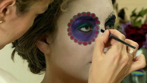 Make-up artist applying sugar skull mexican make up Vídeo Stock 82720506