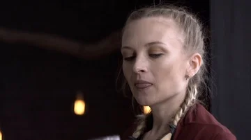 Make-up artist blowing on powder to the camera 動画素材 85757614