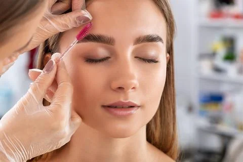 The make-up artist does Long-lasting styling of the eyebrows of the eyebrow.. Stock Photos