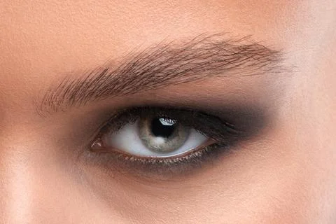 The make-up artist does Long-lasting styling of the eyebrows and will color.. Stock Photos