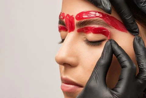 The make-up artist does Long-lasting styling of the eyebrows and will color.. Stock Photos