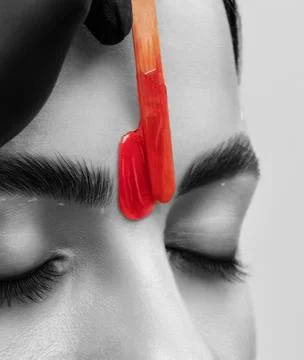 The make-up artist does Long-lasting styling of the eyebrows and will color.. Stock Photos
