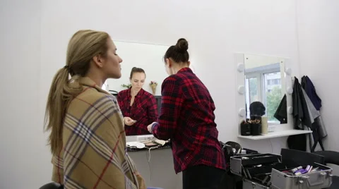 Make-up artist doing make-up Stock Footage 68917712