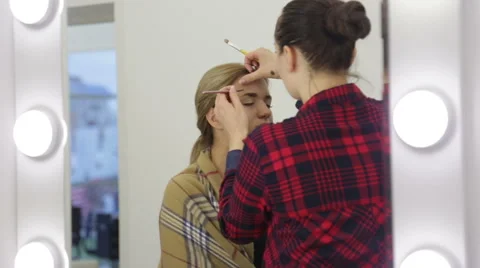 Make-up artist doing make-up Stock Footage 68917910