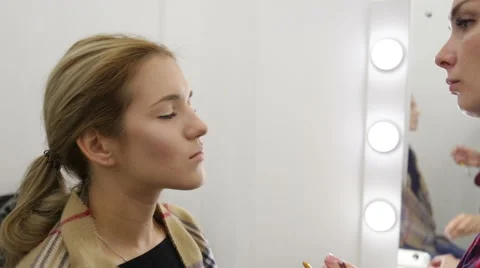 Make-up artist doing make-up Stock Footage 68917945