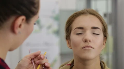 Make-up artist doing make-up Stock Footage 68918105