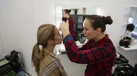 Make-up artist doing make-up Stock Footage 68918235