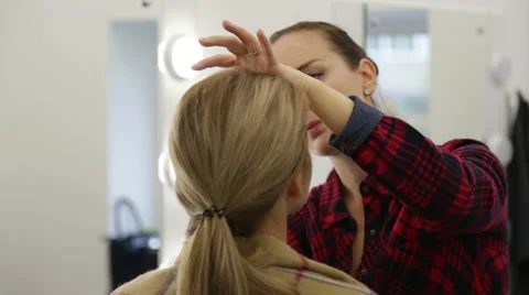 Make-up artist doing make-up Stock Footage 68918307