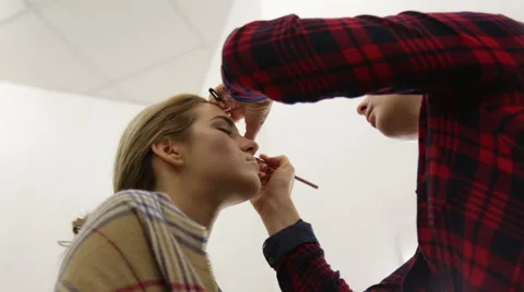 Make-up artist doing make-up Stock Footage 68918407