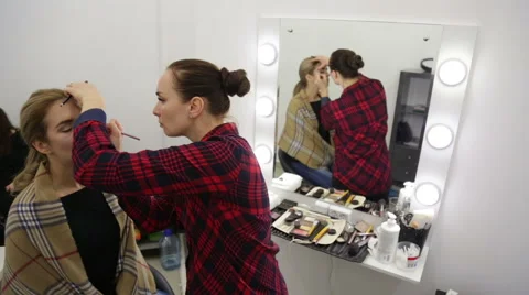 Make-up artist doing make-up Stock Footage 68918571