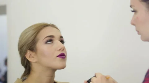 Make-up artist doing make-up Stock Footage 68918634