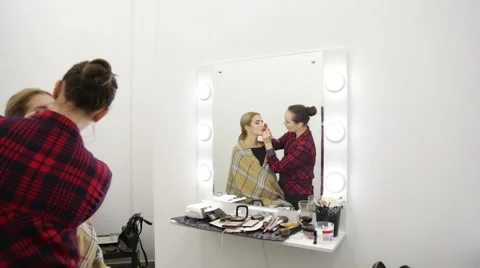 Make-up artist doing make-up Stock Footage 68918683