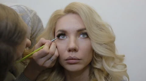 Make-up artist doing make-up model Stock Footage 63131420