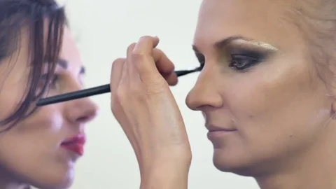 Make-up artist doing make-up powder causes a large brush close-up shot Vídeo Stock 69862710