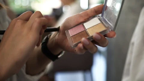 Make-up artist doing makeup in a beauty salon Stock Footage 129260549