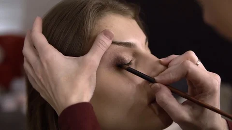 Make-up artist draws hands closeup model 動画素材 85756451