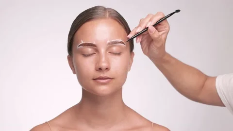 Make-up artist dyes eyebrows. Stock Footage 157912069