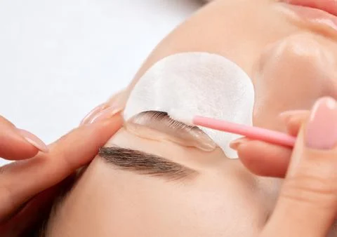 Make-up artist makes the procedure of lamination and dyeing of eyelashes to.. Foto stock
