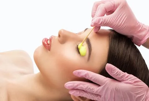 Make-up artist makes the procedure of lamination and dyeing of eyelashes to.. Foto stock