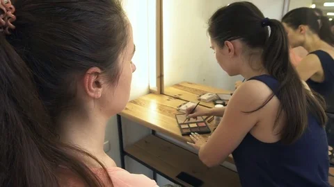 Make-up artist makes a professional make-up for a beautiful girl Vídeos de archivo 77552645