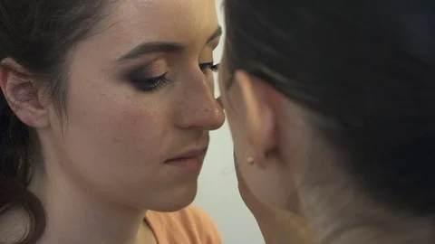 Make-up artist makes a professional make-up for a beautiful girl Vídeo Stock 77555749