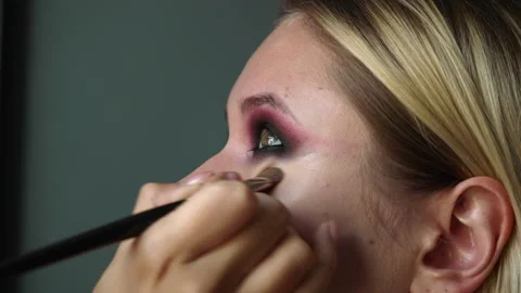 Make-up artist makeup to the lower eyelid, master class of professional Stock Footage 211736801