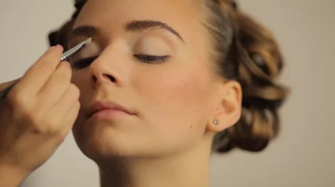 Make-up artist making eye liner to model fashion show Video stock 56678981