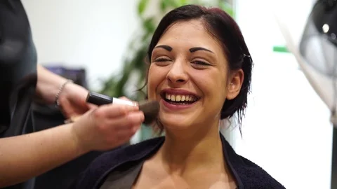Make up artist making up a young smiling beautiful woman, 4k Vídeos de archivo 74513462