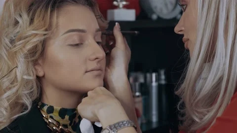 The make-up artist paints the model's eyebrows with a brown pencil. The process Vídeo Stock 157556531