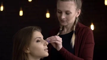 Make-up artist puts blush on face model, smile 動画素材 85757150