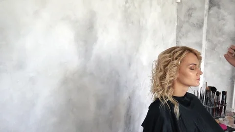 Make-up artist puts eye shadow in the beauty salon Video stock 78859095