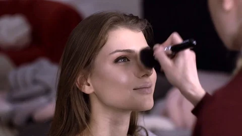Make-up artist puts powder on face model 動画素材 85757905