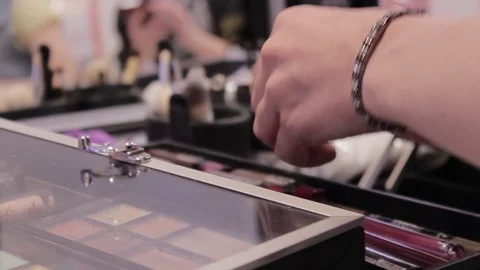 Make-up artist puts things in order in his toolbox Stock-Footage 76252219