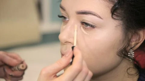 Make-up artist putting on makeup on model's eyes. Stock Footage 71547294