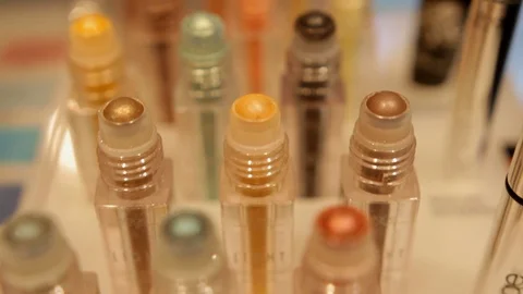 Make up artist selecting and applying cosmetic Stockbeeldmateriaal 102667249