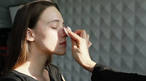 Make-up artist using cotton pads to remove make-up. Close-up Stock Footage 52265580