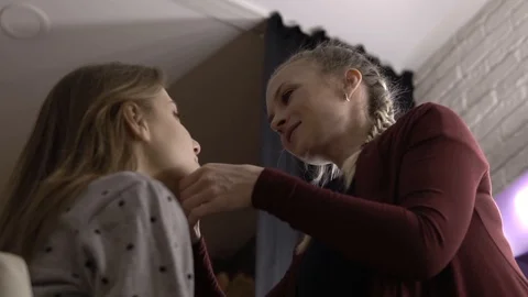 Make-up artist wipes face model 스톡 동영상 85756494