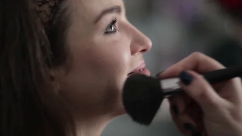 Make-up artist working with model Видео 72015406
