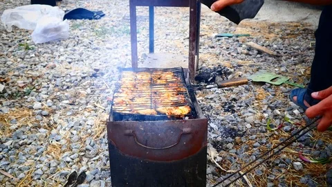 To make barbecue fire, to prepare for barbecue cooking, 動画素材 93612352